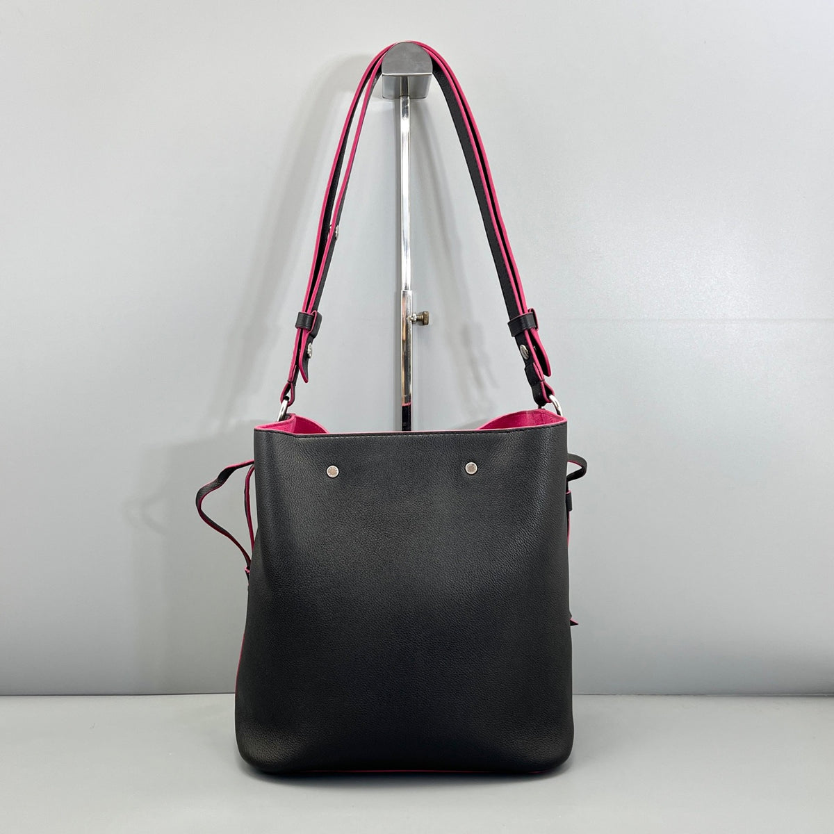 Louis Vuitton Black Leather Lockme Bucket