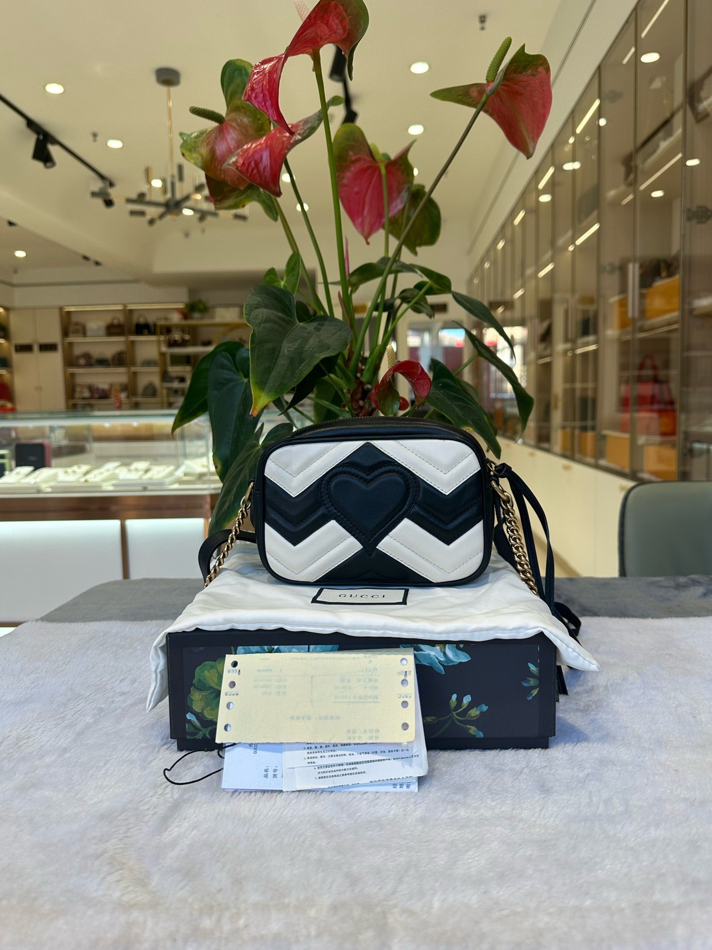 Gucci GG Marmont Matelassé Mini Camera