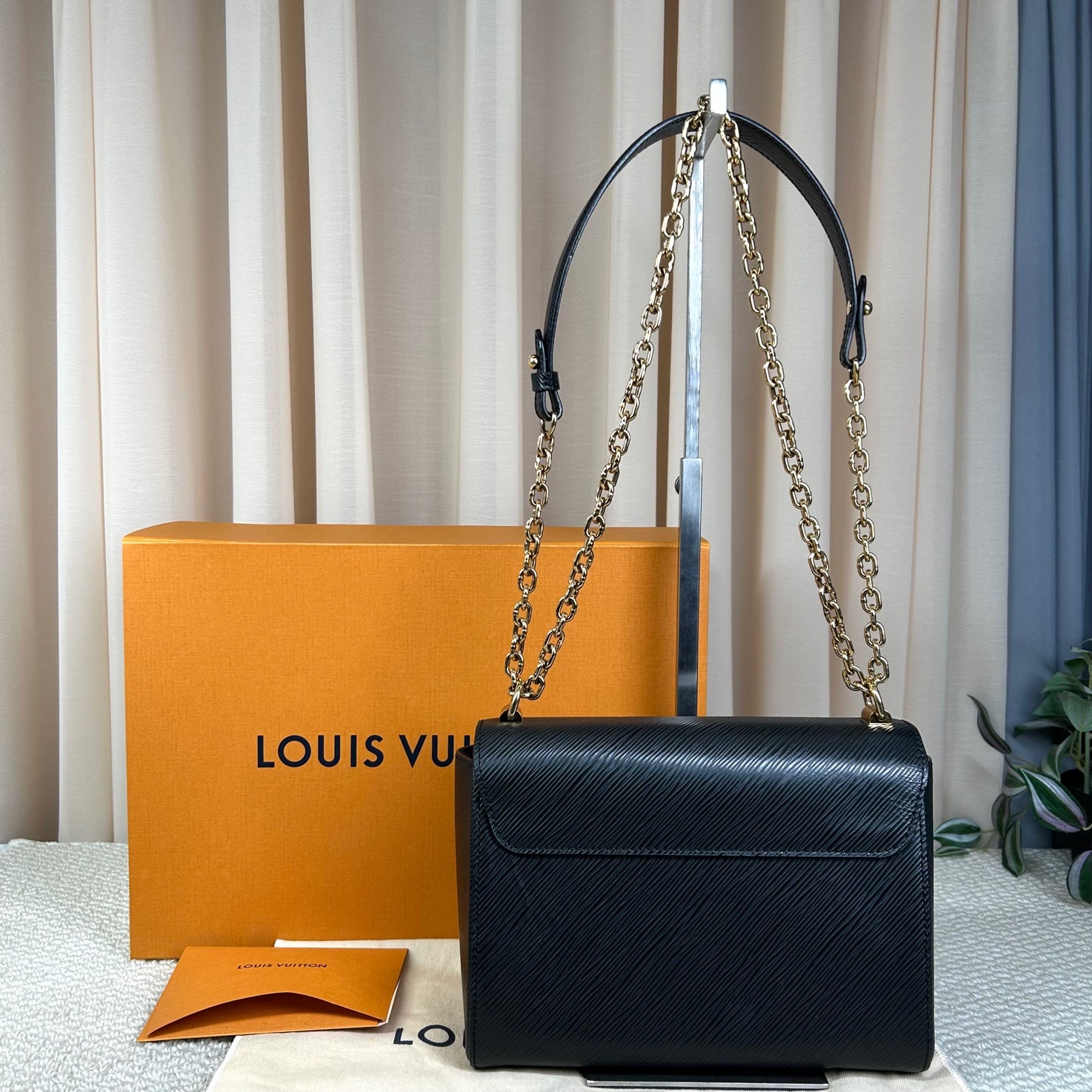Louis Vuitton LV Twist MM Black Epi Leather