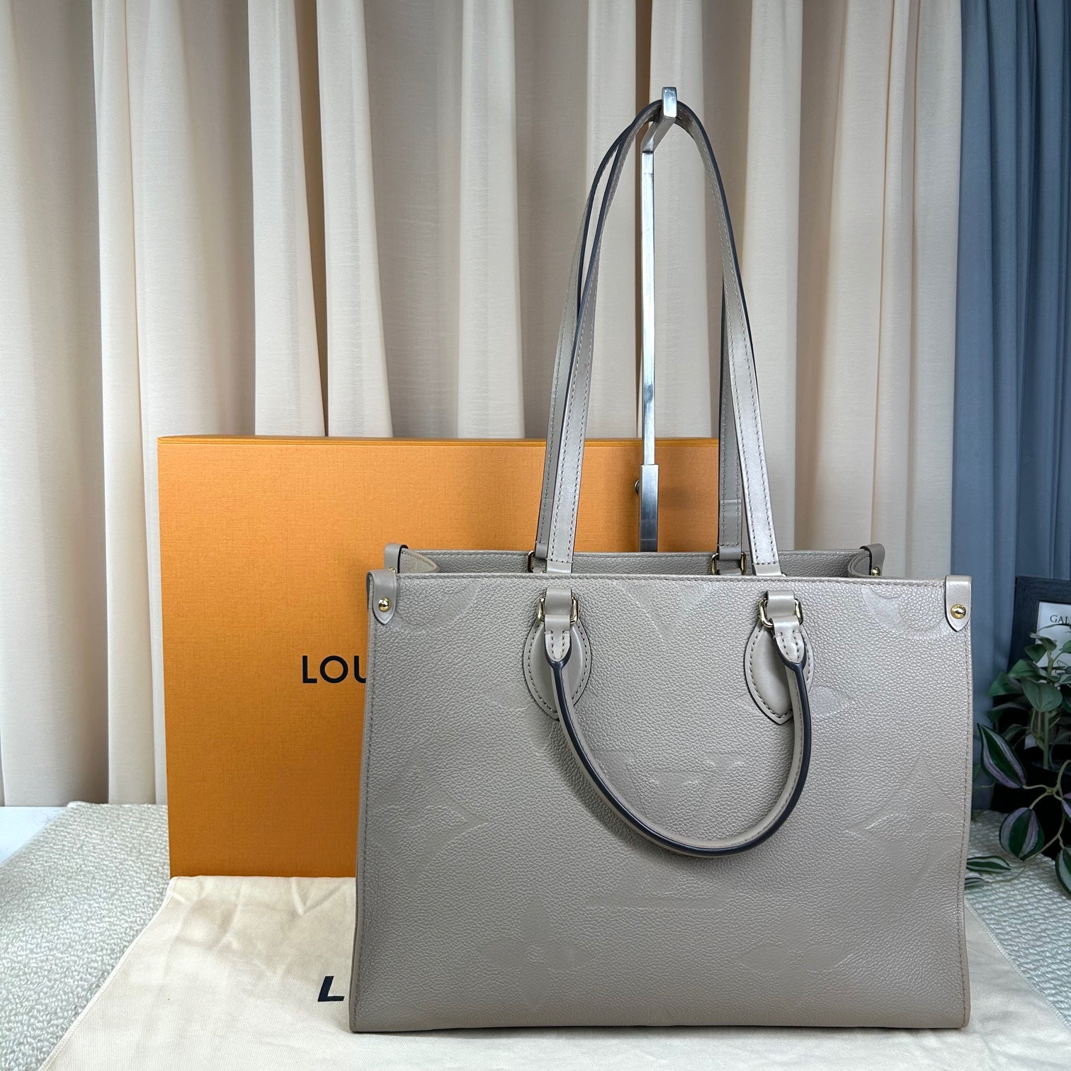 Louis Vuitton Onthego Tote Bag (Chip-Embedded)