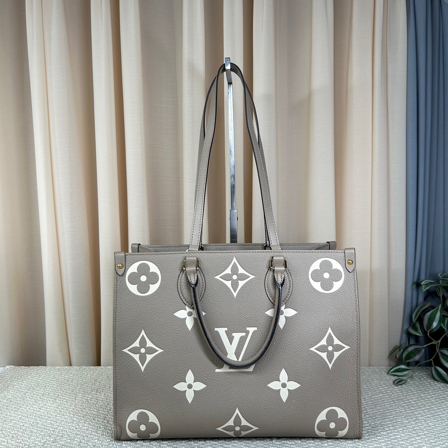 Louis Vuitton OnTheGo