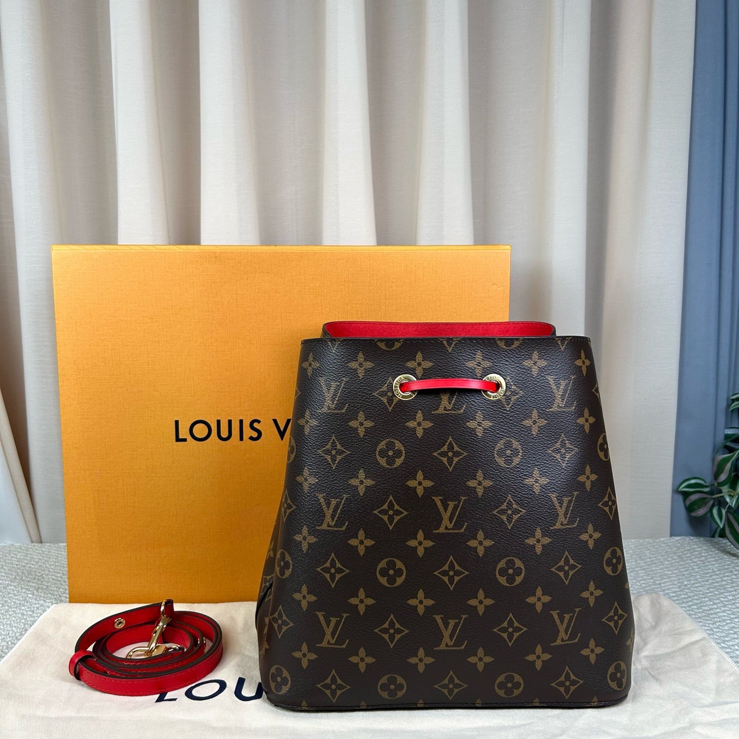 LV Néonoé MM Bag Monogram Red