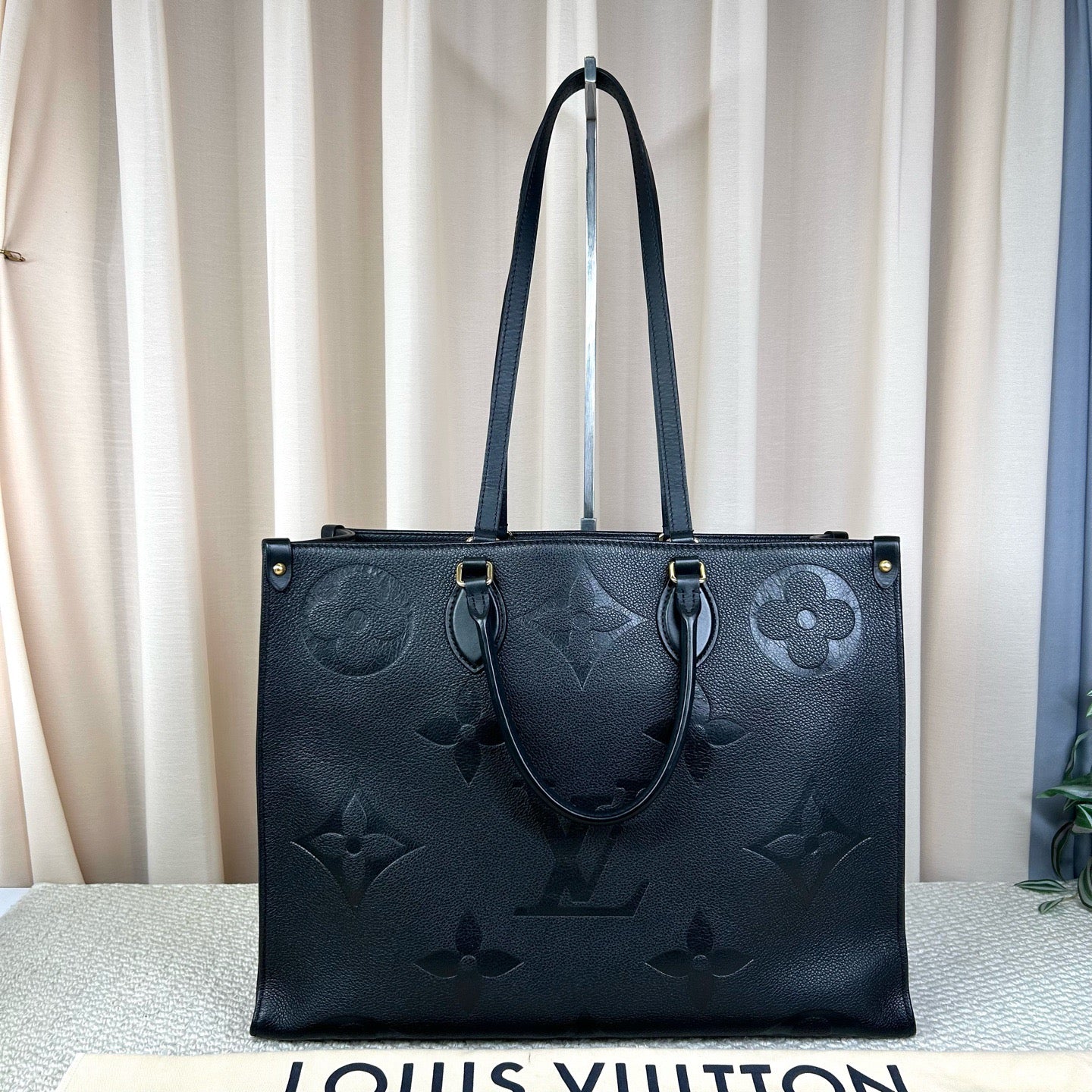 Louis Vuitton Onthego GM Black Leather Tote
