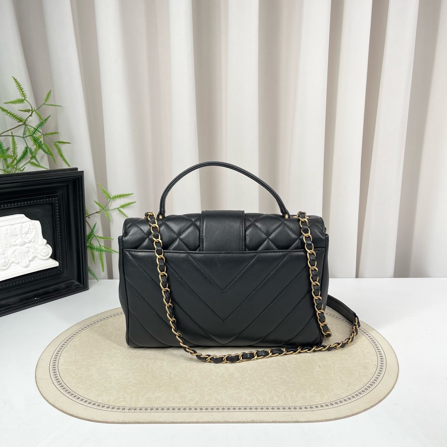 CHANEL Series 28 Black V-Quilted Handbag