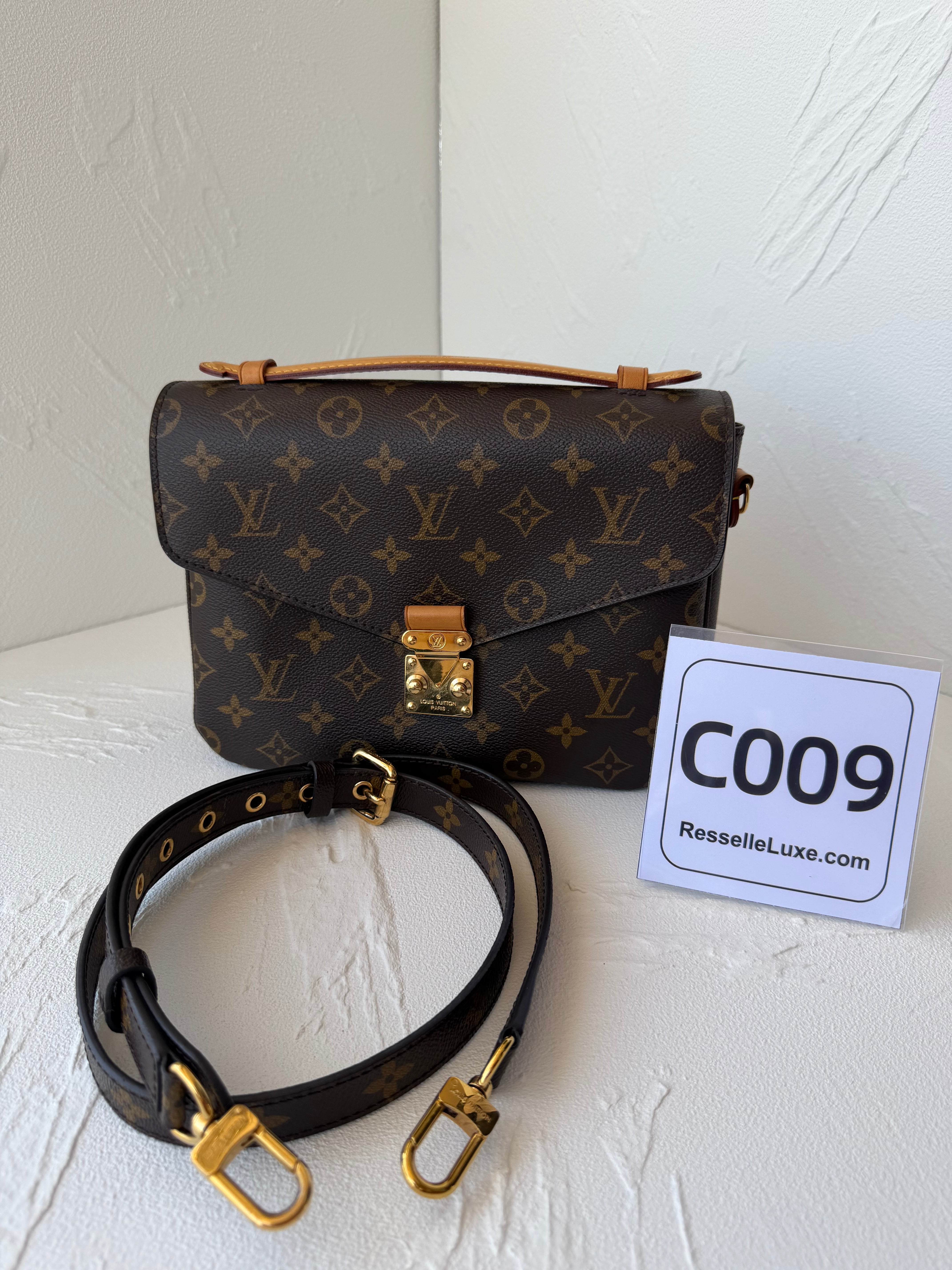 Louis Vuitton Pochette Metis Monogram Canvas Handbag