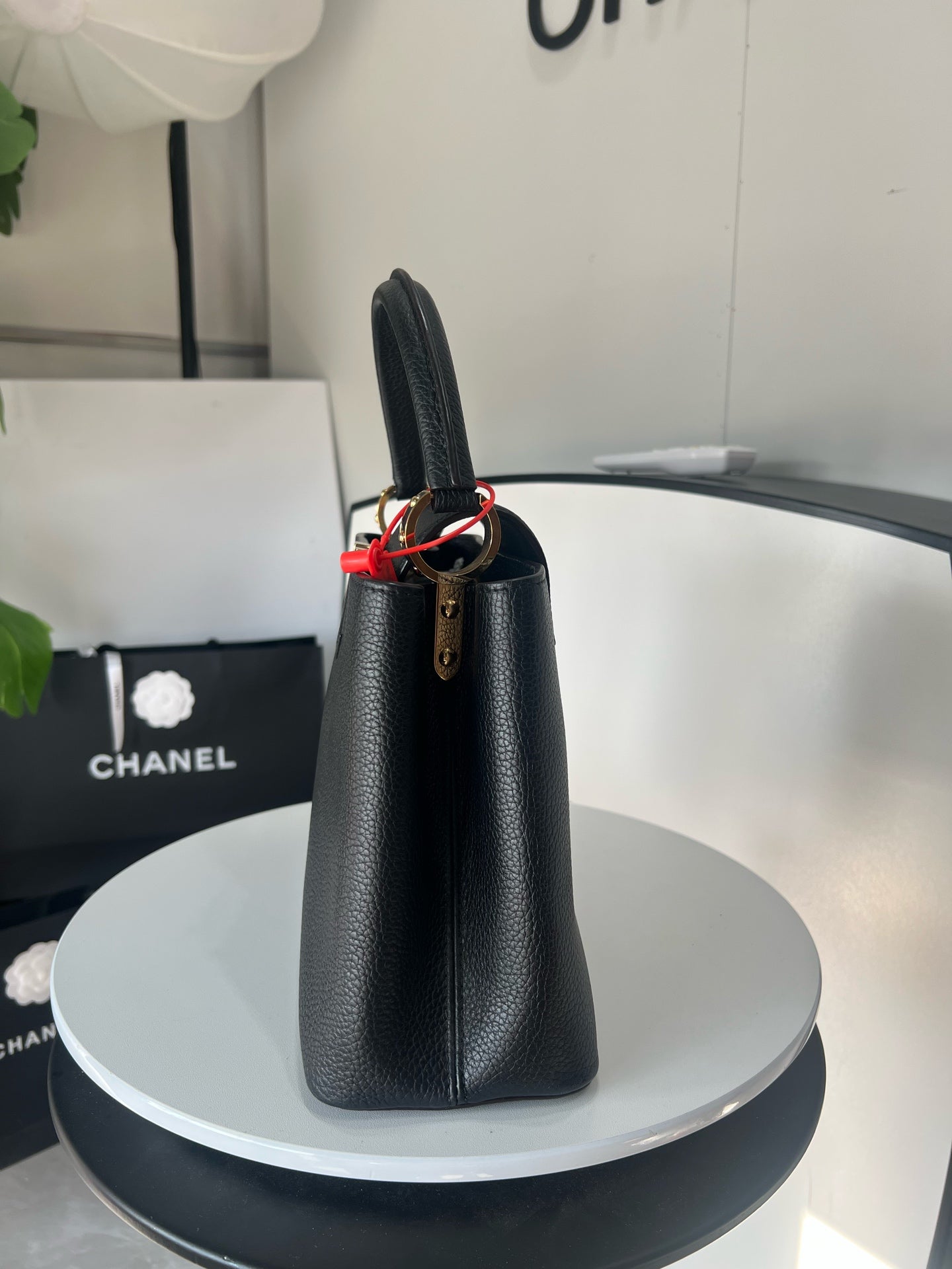 Louis Vuitton Capucines MM Black