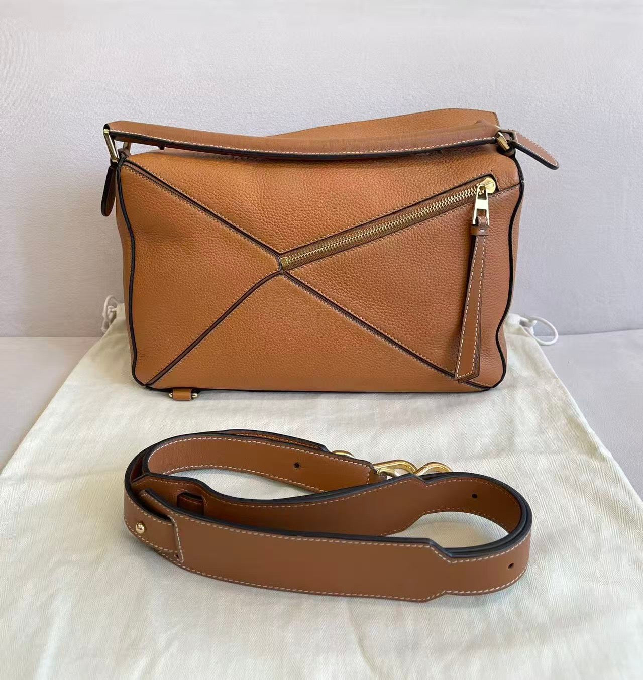 Puzzle Medium Caramel grained with gold hardware