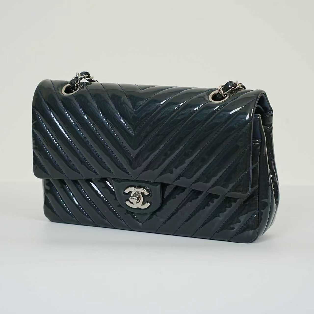 Chanel Medium Classic Flap Handbag in Gloss Navy