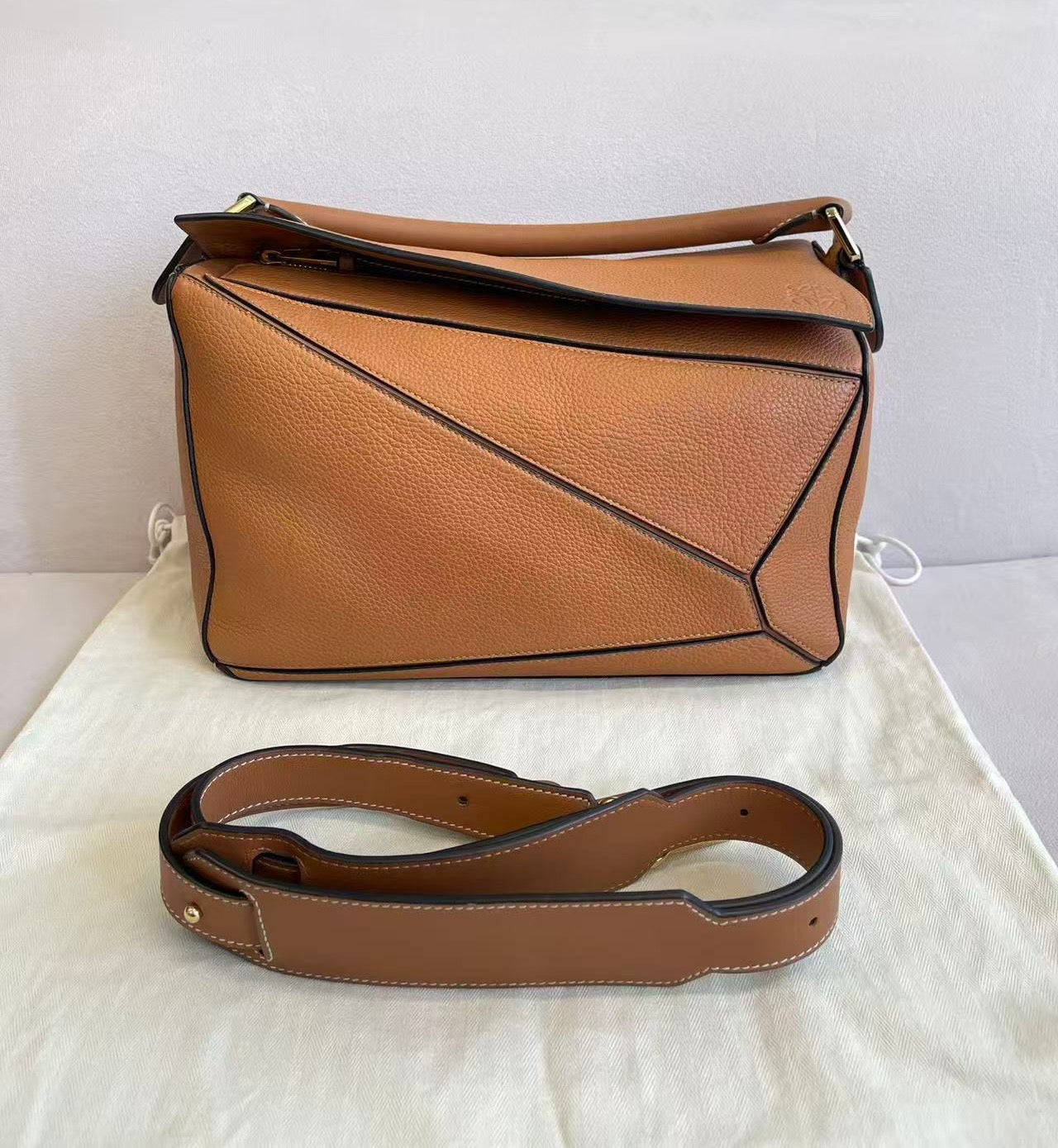 Puzzle Medium Caramel grained with gold hardware