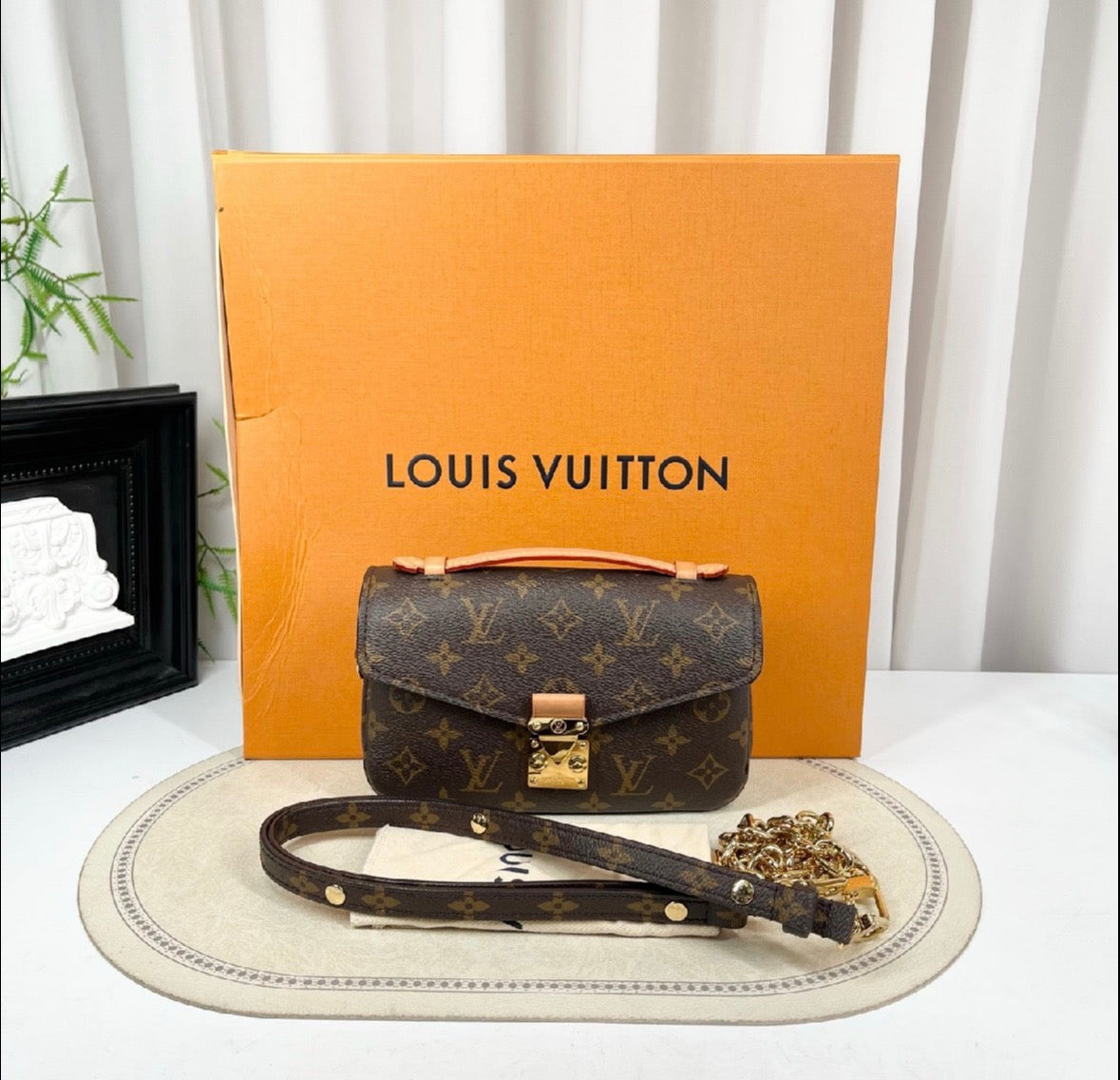 Louis Vuitton Pochette Metis East West