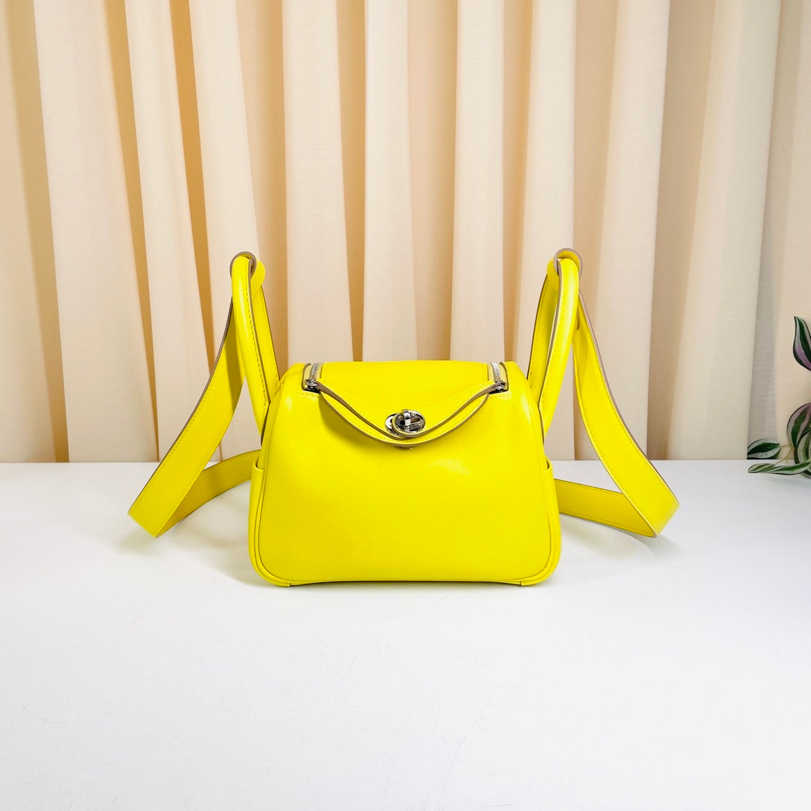 Hermès Mini Lindy 19 – Lime Yellow – Evercolor Leather Z Stamp