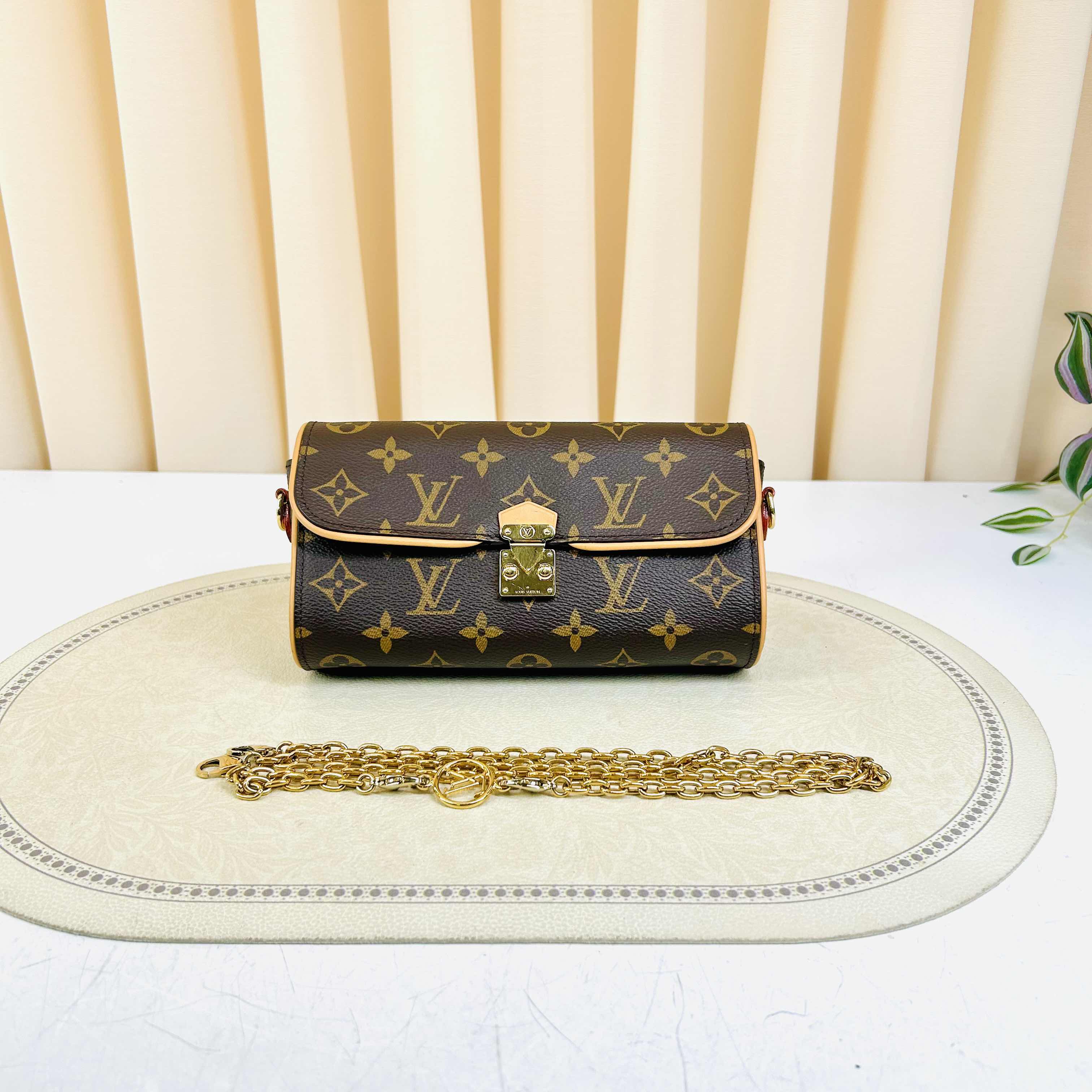 Louis Vuitton Pochette Camille